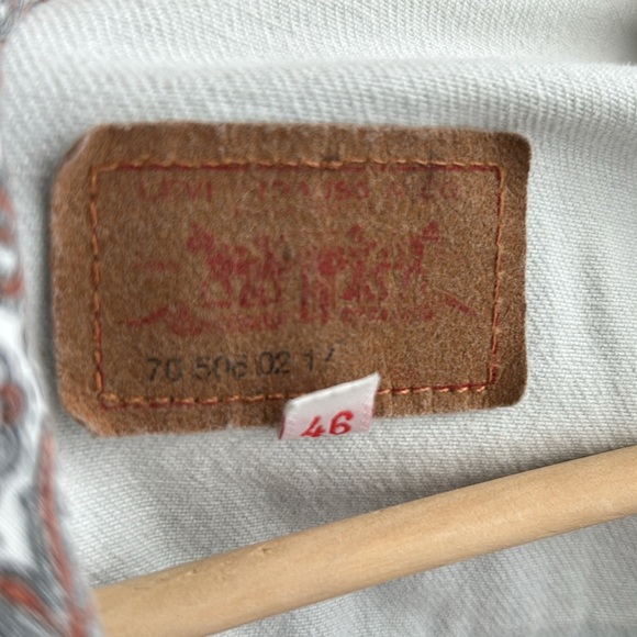 Levi’s Trucker Upcycled Lightwash Denim Vest Red Paisley Bandana Print Unisex - Picture 15 of 17